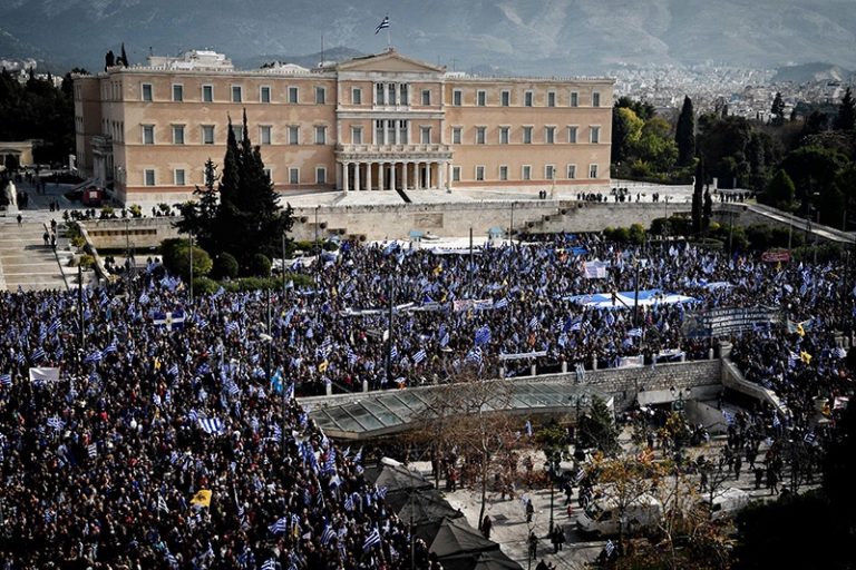 Εκατοντάδες χιλιάδες στο Σύνταγμα για τη Μακεδονία κι ακόμη έρχονται