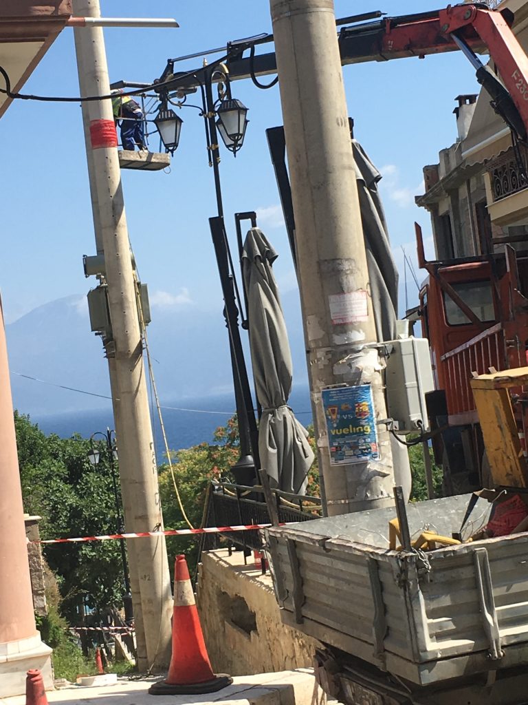 ΑΙΓΙΟ: Αφαιρέθηκε και το τελευταίο κομμάτι του υποσταθμού της ΔΕΗ στα σκαλάκια της Φιλοποίμενος