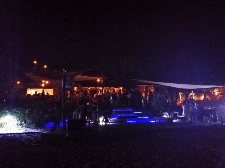 Κέφι, γευστικά κοκτέιλ με βάση το κρασί και ατμοσφαιρικές μουσικές στο Beach PartyΟινοξένεια στο Corral στην παραλία Πούντας