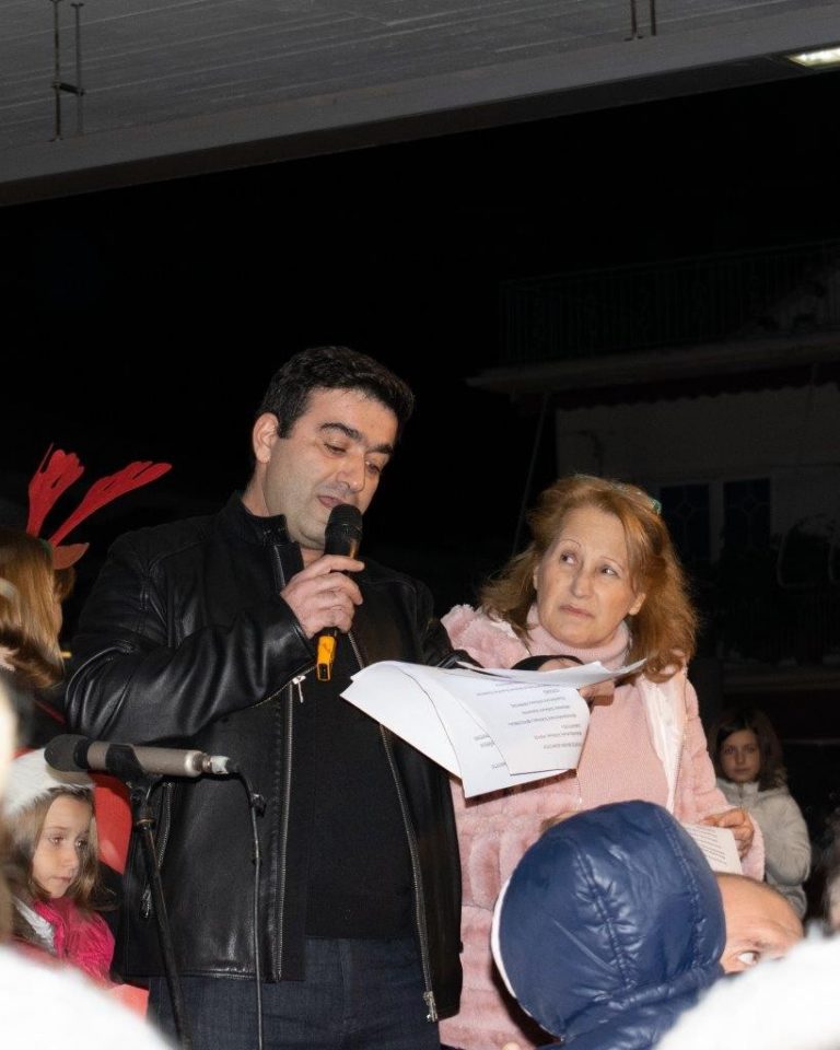 ΔΙΑΚΟΠΤΟ: Πλήθος κόσμου και εορταστική ατμόσφαιρα στο φωτισμό του Χριστουγεννιάτικου δέντρου