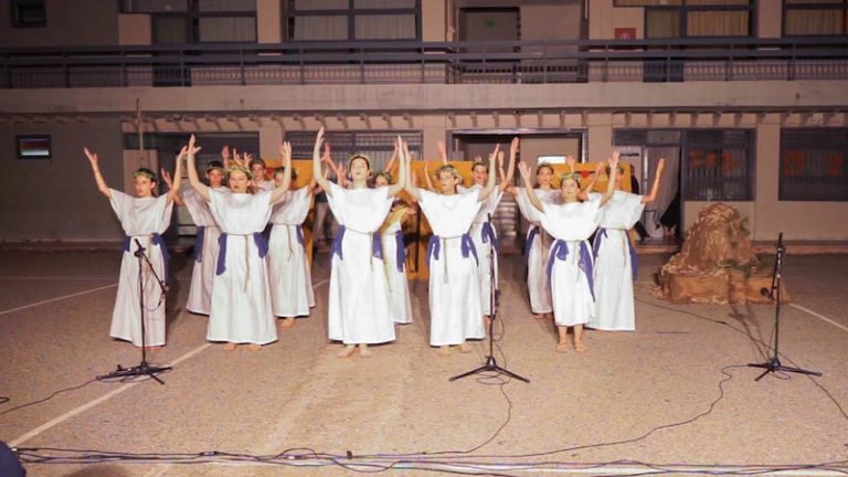 Η «Ελένη» από τους μαθητές του 2ου Γυμνασίου Αιγίου μάγεψε και συγκίνησε