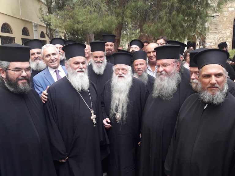 Συγκινητική η στιγμή που ο τ. Μητροπολίτης κ. Αμβρόσιος ασπάστηκε το νέο Μητροπολίτη κ. Ιερώνυμο