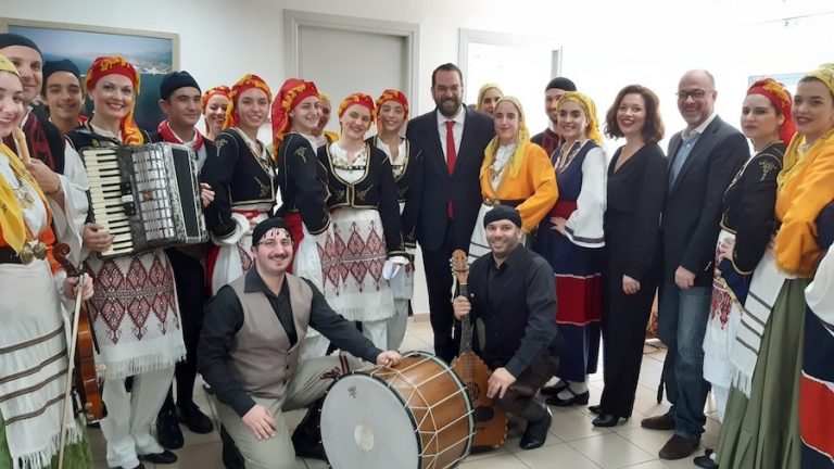 Με κάλαντα και παραδοσιακές μελωδίες απ’ όλη τη χώρα πλημμύρισαν τα γραφεία της Περιφέρειας Δυτικής Ελλάδας