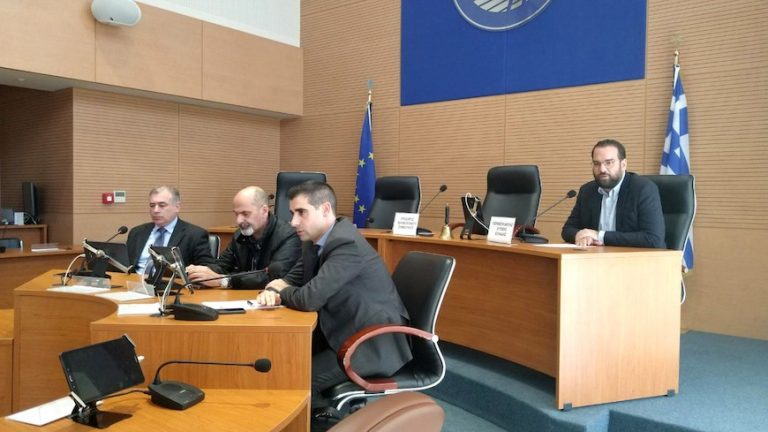 Σύσκεψη Δημάρχων και ειδικών παρουσία Φαρμάκη για τον κορωνοϊό