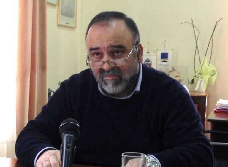 Τοποθέτηση Καλαμίδα στο δημοτικό συμβούλιο για την αποπεράτωση της πλατείας Αγίας Λαύρας