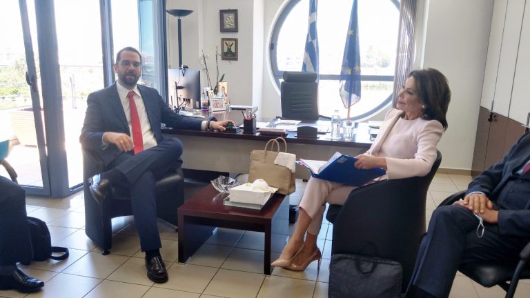 Συνάντηση Φαρμάκη με Γιάννα Αγγελοπούλου στην Πάτρα