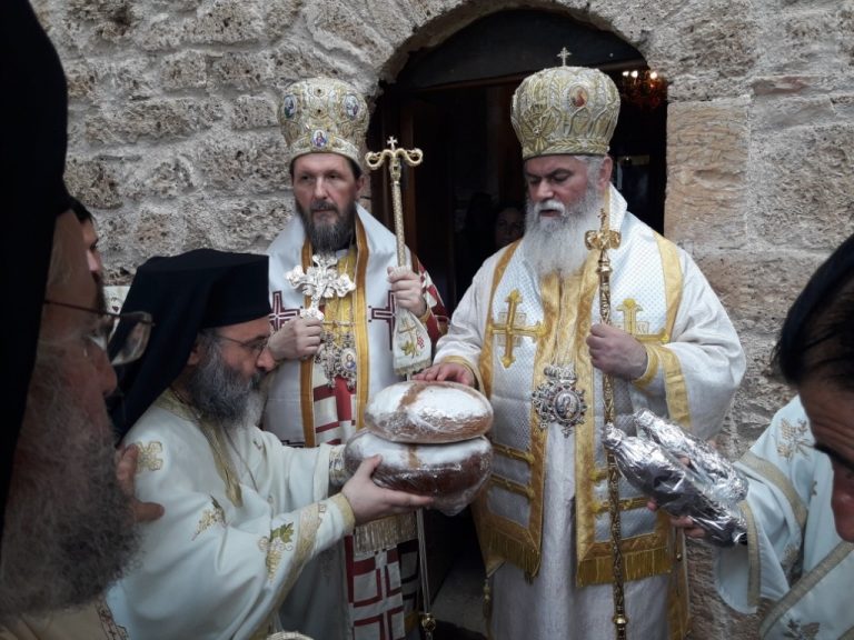Με ευλάβεια οι πιστοί κατέκλυσαν και φέτος τη σκήτη του κτήτορος  της Ιεράς Μονής Παμμεγίστων Ταξιαρχών Αιγίου Οσίου Λεοντίου
