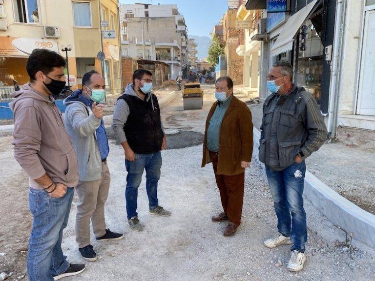 Αυτοψία Δημάρχου Αιγιαλείας Καλογερόπουλου στα έργα της ανάπλασης στην πλατεία Αγίας Λαύρας