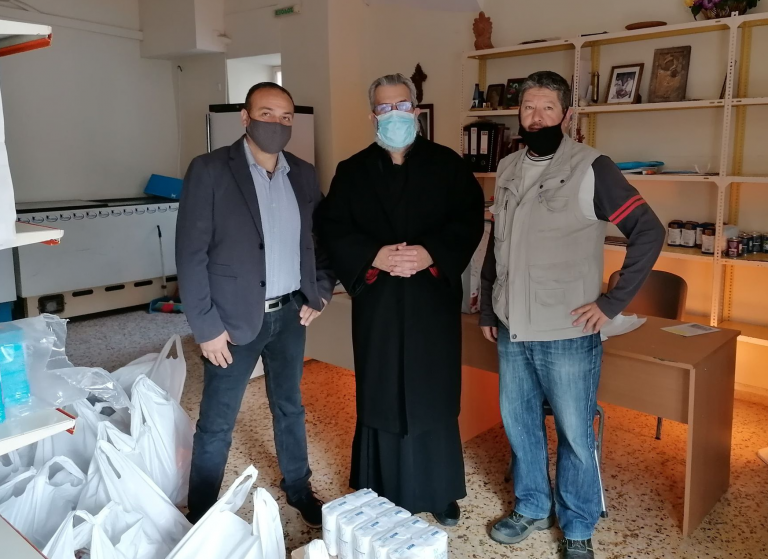 Τρόφιμα στο “Κελάρι της Αγάπης” από την Ομοσπονδία Πολιτιστικών Συλλόγων Αιγιαλείας