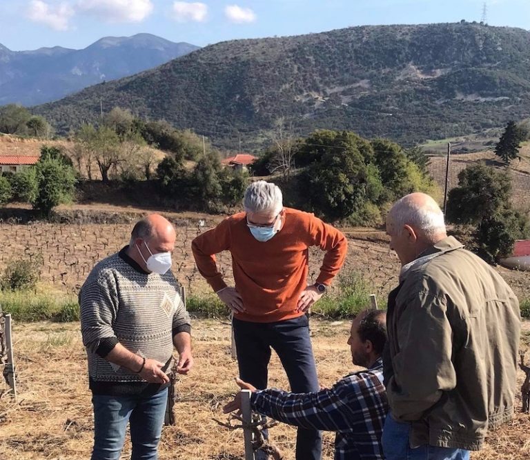 Ο Άγγελος Τσιγκρής με αγρότες της Αιγιάλειας που επλήγησαν από τη χαλαζόπτωση