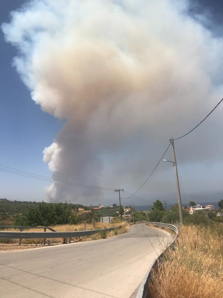 Ολυμπία Οδός: Κλειστός ο αυτοκινητόδρομος λόγω της φωτιάς – Οι οδηγοί να αυτοσχεδιάσουν το ταξίδι τους
