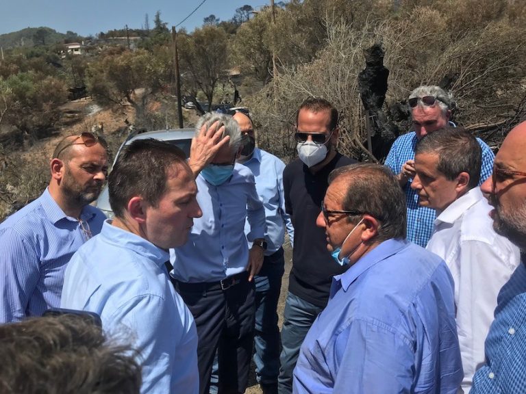 Επίσκεψη Πέτσα στη Ζήρια Αιγιαλείας – Ανακοίνωσε μέτρα ανακούφισης για τους πληγέντες