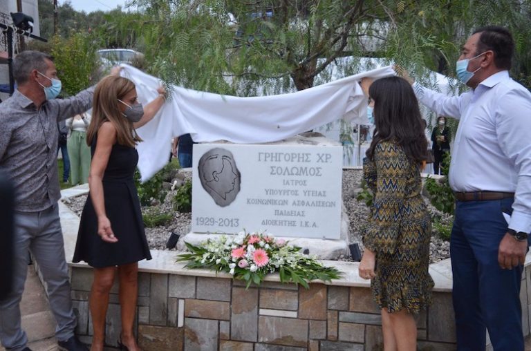 “Πλατεία Γρηγορίου Σολωμού” η ανακαινισμένη πλατεία του Κούμαρι Αιγιαλείας