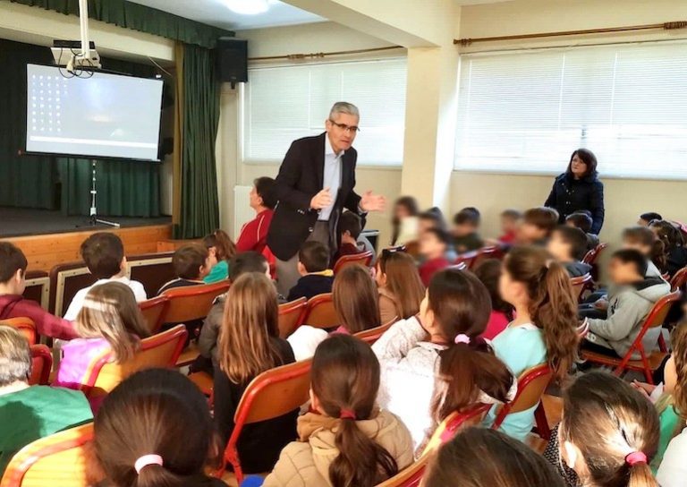 Ο Άγγελος Τσιγκρής εύχεται καλή χρονιά στους μαθητές και τους δασκάλους τους