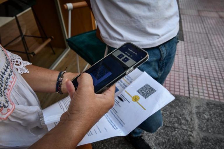 Διαμαρτύρονται οι έμποροι της Αιγιάλειας για τα νέα μέτρα: “Προκαλείτε με αργά σχολαστικά βήματα τον αφανισμό μας”