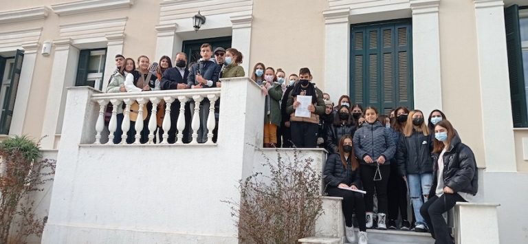 Κάλαντα και ευχές στον δήμαρχο Αιγιαλείας από το 1ο Γυμνάσιο Αιγίου