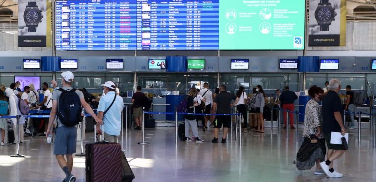 Χωρίς τεστ από σήμερα η είσοδος στην Ελλάδα για ταξιδιώτες με ευρωπαϊκό πιστοποιητικό