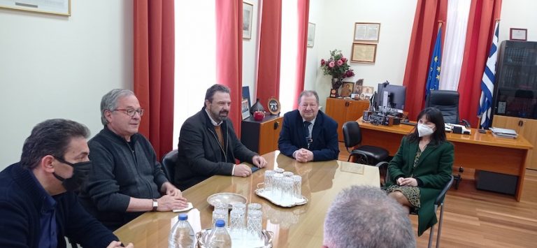 Το δημαρχείο Αιγιαλείας επισκέφθηκε ο πρώην υπουργός Αγροτικής Ανάπτυξης Σταύρος Αραχωβίτης