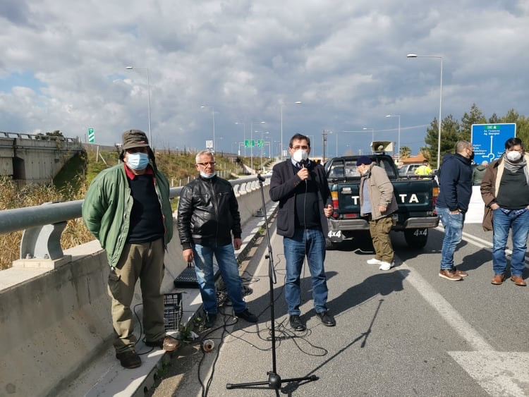 Ο Δήμαρχος Πάτρας Κώστας Πελετίδης στο μπλόκο των αγροτών της Αιγιάλειας