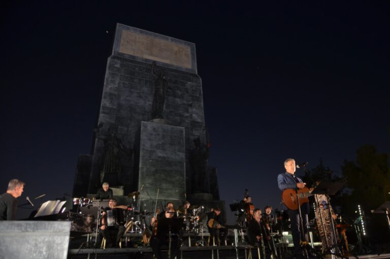 Συναυλία Γιώργου Νταλάρα: Μια μαγική βραδιά-μουσική  μυσταγωγία στο Πανελλήνιο Ηρώο Αγωνιστών στην Αγία Λαύρα