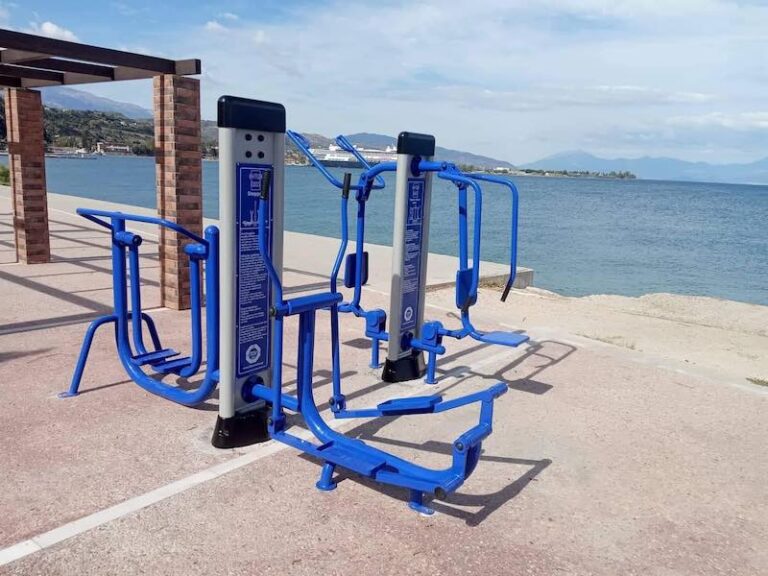 Όργανα γυμναστικής εξωτερικού χώρου στην παραλία Αιγίου