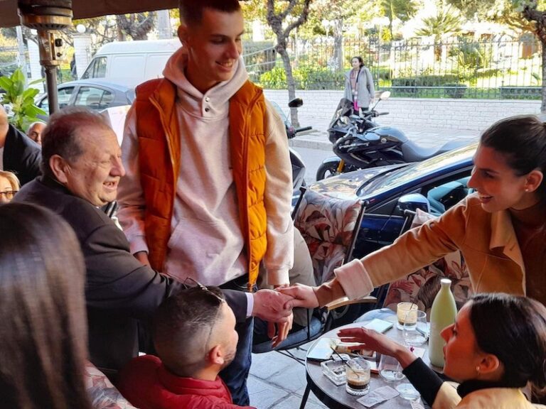 Η βόλτα του δημάρχου Αιγιαλείας στην αγορά του Αιγίου για ανταλλαγή ευχών με τους πολίτες