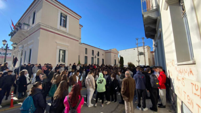 Πορεία μαθητών του 1ου Λυκείου στο Δημαρχείο Αιγιαλείας για την αποκατάσταση της οδού Κλεισούρας