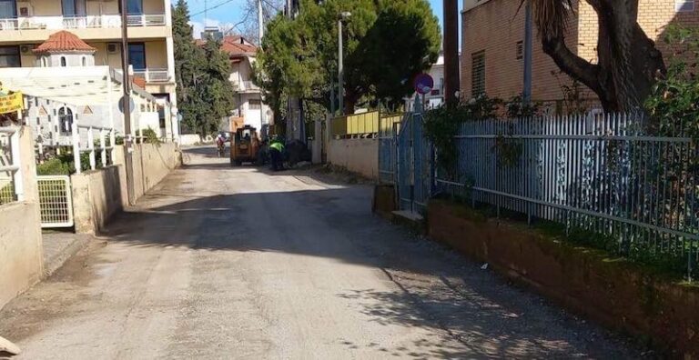 Ασφαλτοστρώνεται η οδός Κλεισούρας στο Αίγιο – Η δημοτική αρχή κινήθηκε αστραπιαία
