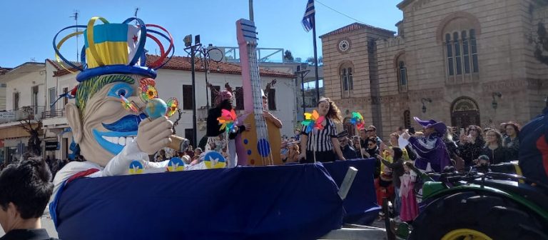 Ένωση Συλλόγων Γονέων Αιγιαλείας: «Απογειώνει» το κέφι με Νυχτερινή Ποδαράτη και Καύση του Βασιλιά Καρνάβαλου