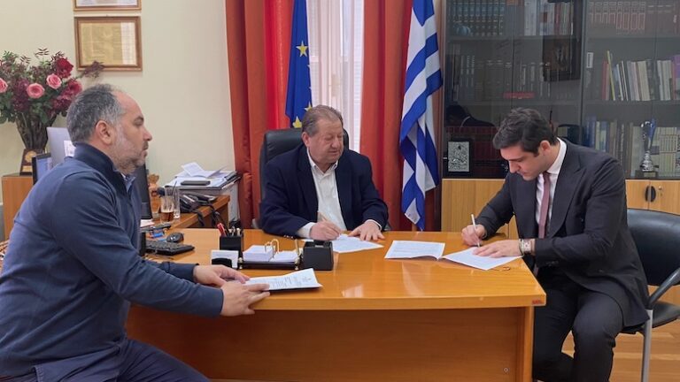 Υπεγράφη η σύμβαση αποπεράτωσης της Πλατείας Αγίας Λαύρας