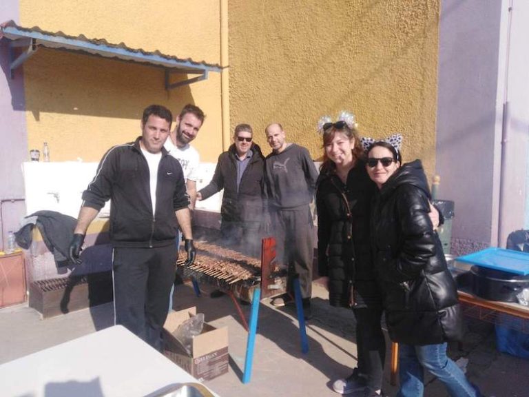 Γιόρτασαν την Τσικνοπέμπτη στο 7ο Δημοτικό Σχολείο Αιγίου με σουβλάκια, μουσική και χορό!