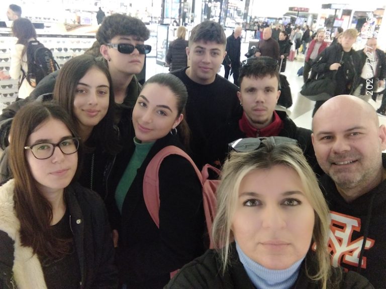 To 1o E.K. Αιγίου στη Molinella της Ιταλίας – Εναντιώθηκαν απέναντι σε ρατσιστικές προκαταλήψεις μέσα από τα παραμύθια