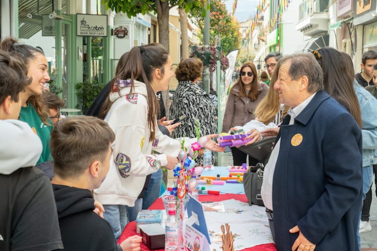«Πλημμύρισε» από παιδικές φωνές το κέντρο του Αιγίου στο «Πασχαλινό παζάρι για καλό σκοπό»