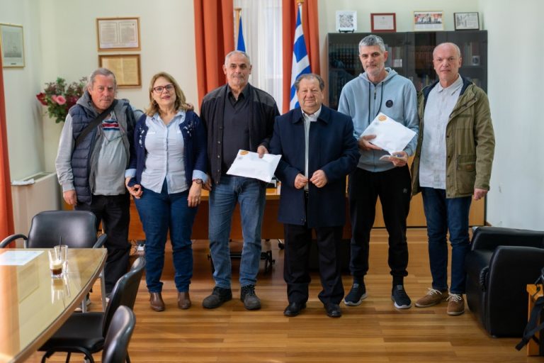 Παραδόθηκαν σε ΕΚΑΜΕ Αιγίου και «Χαμόγελο του Παιδιού» τα έσοδα από τις πωλήσεις στο «Πασχαλινό παζάρι για καλό σκοπό»