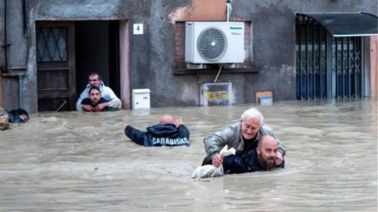 «Δεν είναι κακός καιρός, είναι κλιματική κρίση»