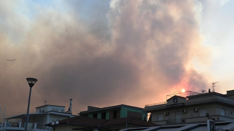 Φωτιά στη νέα Αγχίαλο: Ωστικό κύμα 40 μέτρων από νέα έκρηξη στην αποθήκη πυρομαχικών