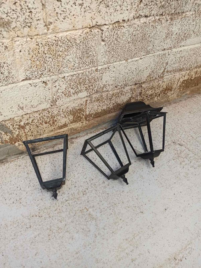 Δολιοφθορά στην παραλιακή οδό Ποσειδώνος στο Αίγιο – Άγνωστοι έσπασαν τα φωτιστικά