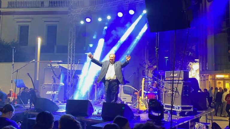 Με κέφι και γιορτινή διάθεση έκλεισε την προεκλογική του πορεία ο δήμαρχος Αιγιαλείας κ. Δημήτρης Καλογερόπουλος