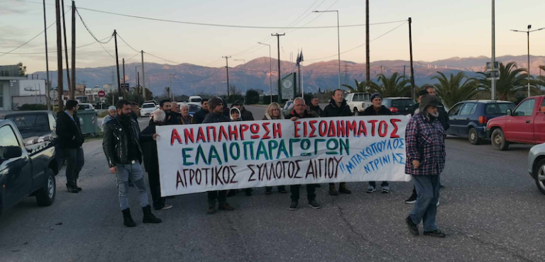 Αίγιο: Οι αγρότες έκλεισαν το δρόμο και μοιράζουν φυλλάδια με τα αιτήματά τους