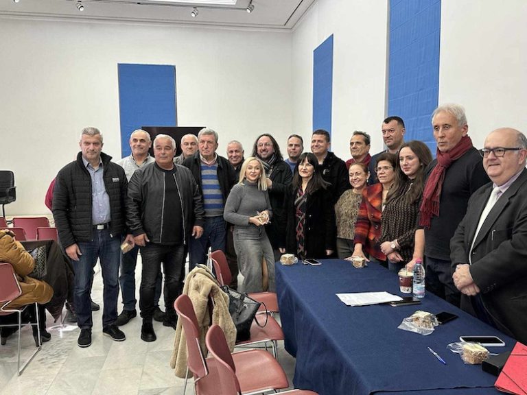 Η Δημοτική Κοινότητα Αιγίου έκοψε την πρωτοχρονιάτικη πίτα της