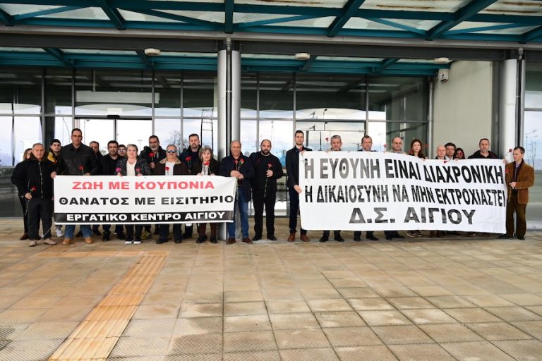 57 κόκκινα γαρύφαλλα στην είσοδο του σταθμού του προαστιακού στο Αίγιο – Να αποδοθεί δικαιοσύνη για το έγκλημα των Τεμπών