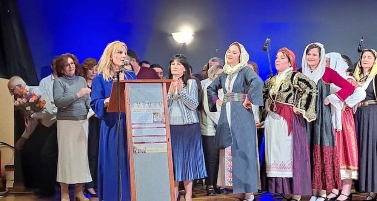 Μαρία Αγγελοπούλου: “Τραγούδια, μουσικές και ιστορία γέμισαν το “Πολύκεντρο” μέσα από την παρουσίαση γυναικείων φορεσιών της Επανάστασης”