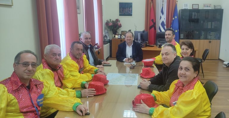 Εθιμοτυπική επίσκεψη της καρναβαλικής επιτροπής της Ένωσης Συλλόγων Γονέων Αιγιαλείας στο Δημαρχείο Αιγιαλείας