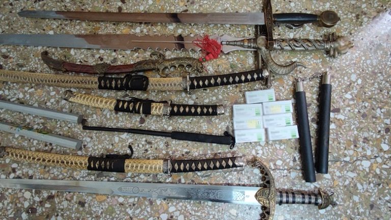 Μεσολόγγι: Συνελήφθη άνδρας για επίθεση με γκλοπ – Σπάθες και όπλα βρέθηκαν στο σπίτι του