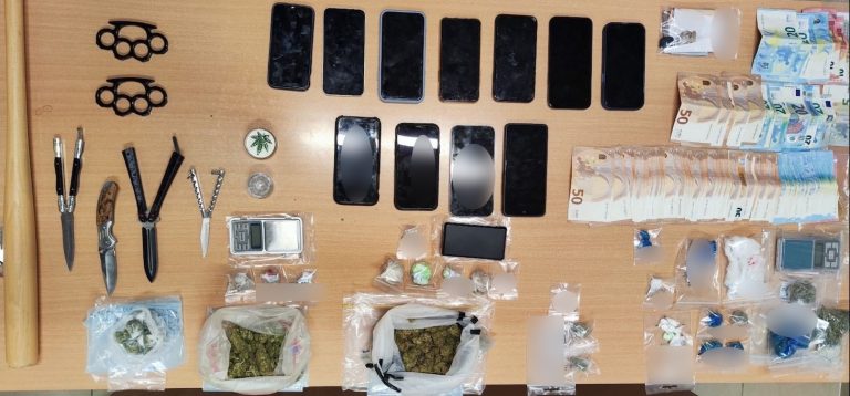 Πάτρα: 12μελής εγκληματική οργάνωση διακινούσε ναρκωτικά σε σχολεία –  Τέσσερις από τους συλληφθέντες είναι ανήλικοι