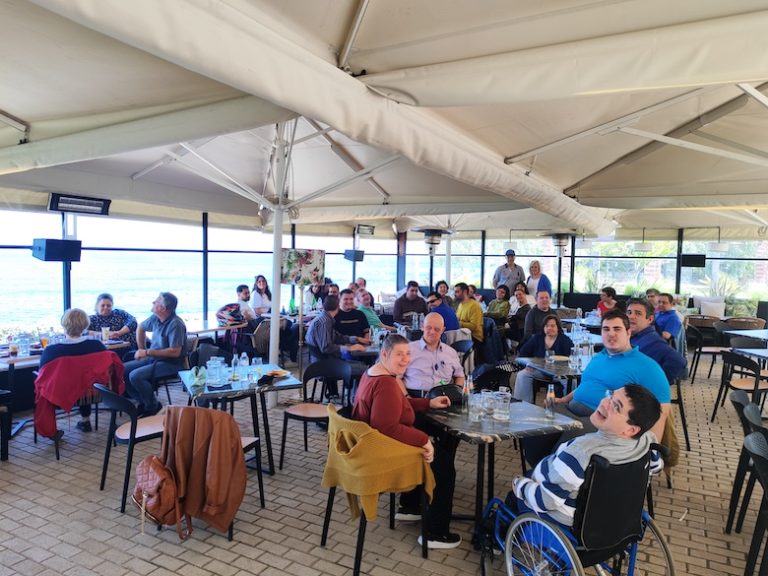 Παραλιακή βόλτα για τους εξυπηρετούμενους του Ε.ΚΑ.ΜΕ.
