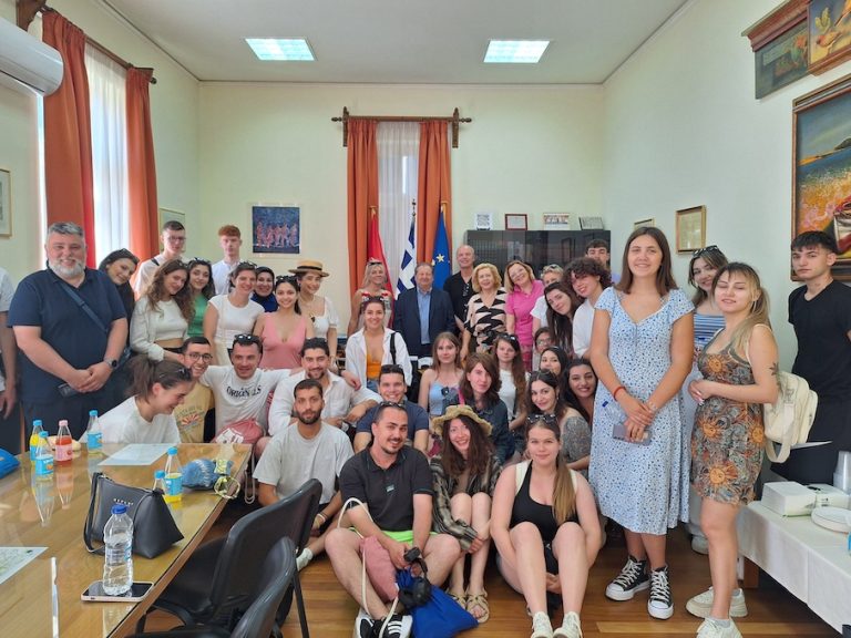 Επίσκεψη νέων από 8 ευρωπαϊκές χώρες στο Δήμαρχο Αιγιαλείας Δημήτρη Καλογερόπουλο