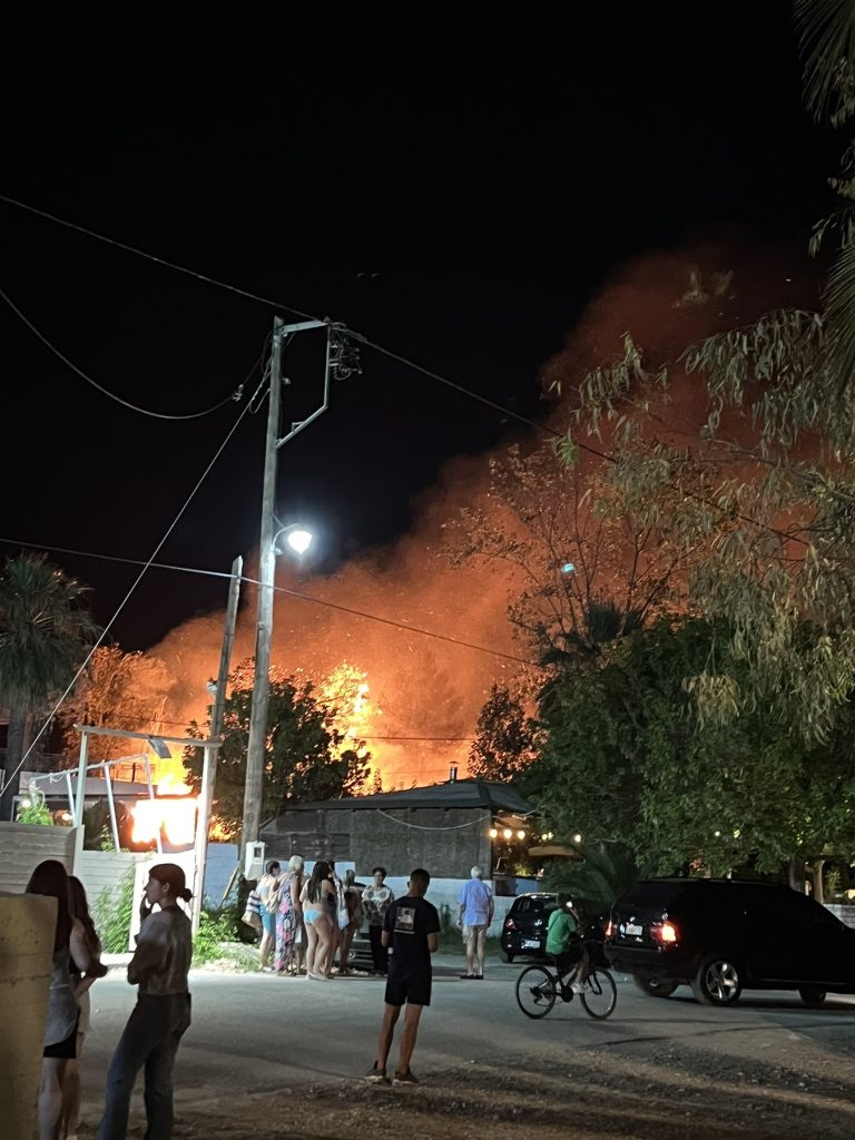 Φωτιά σε αγροτική έκταση κοντά στην παραλία Νικολαιίκων Αιγιάλειας