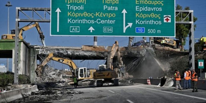 ΚΑΤΕΔΑΦΙΣΗ ΓΕΦΥΡΑΣ ΣΤΟ ΥΨΟΣ ΤΟΥ ΙΣΘΟΥ ΤΗΣ ΚΟΡΙΝΘΟΥ ΜΕΤΑ ΤΗ ΖΗΜΙΑ ΠΟΥ ΥΠΕΣΤΗ ΑΠΟ ΦΩΤΙΑ ΠΟΥ ΞΕΣΠΑΣΕ ΣΕ ΒΥΤΙΟΦΟΡΟ ΟΧΗΜΑ (ΒΑΣΙΛΗΣ ΨΩΜΑΣ/EUROKINISSI)
