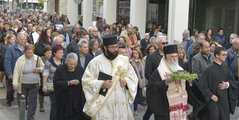 Αίγιο – Κοσμοπλημμύρα στη λιτανεία των Αχράντων Παθών και στην ικετήρια δέηση για βροχή